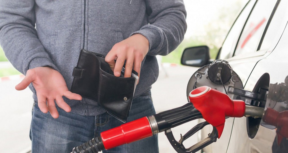 BREAKING NEWS // Motorina se SCUMPEȘTE, iar benzina se ieftinește ușor